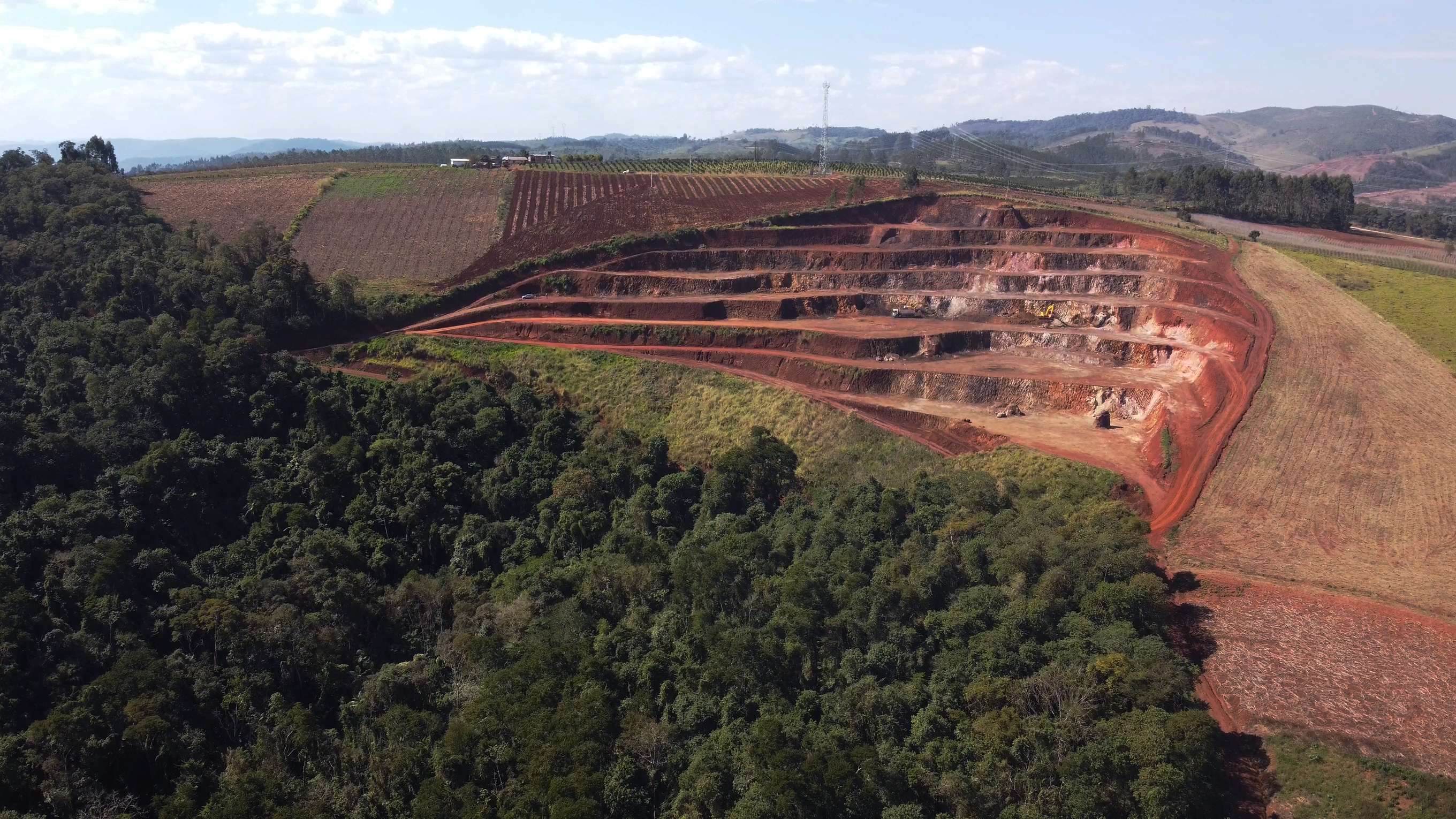 Referência nacional em mineração responsável, com foco na preservação ambiental e na geração de valor social.